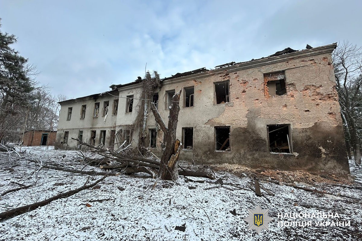 Зруйнований двоповерховий будинок