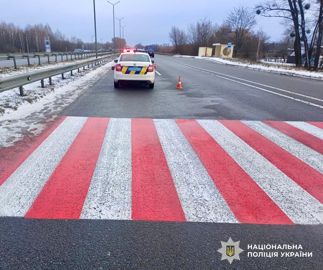 Пішохідний перехід та автомобіль поліції