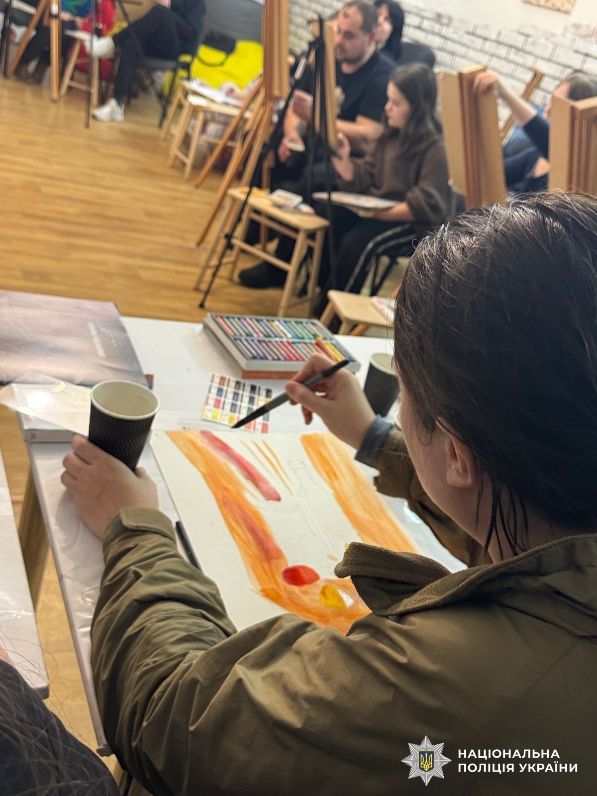 Дівчина малює