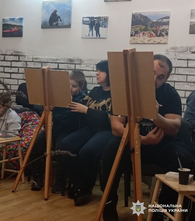 Люди малюють