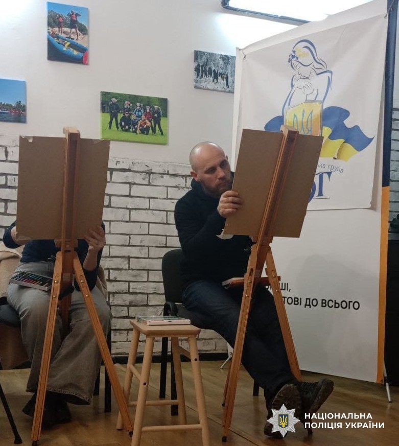 Чоловік малює