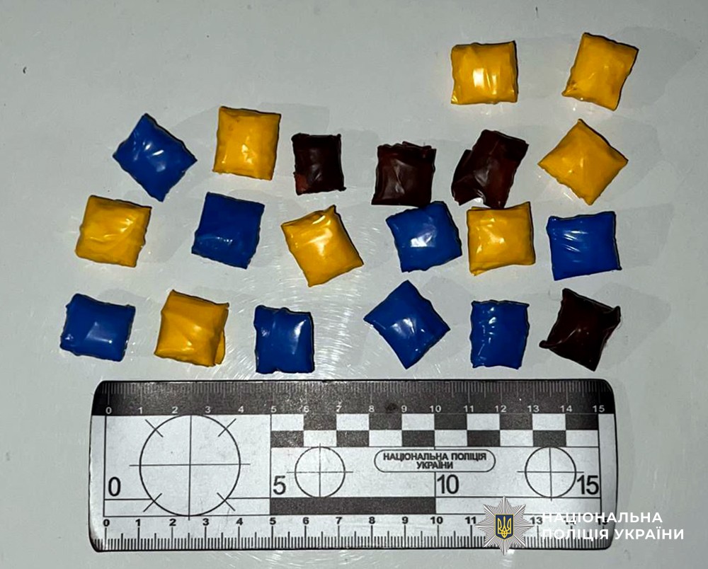 Вилучені згортки з психотропами.