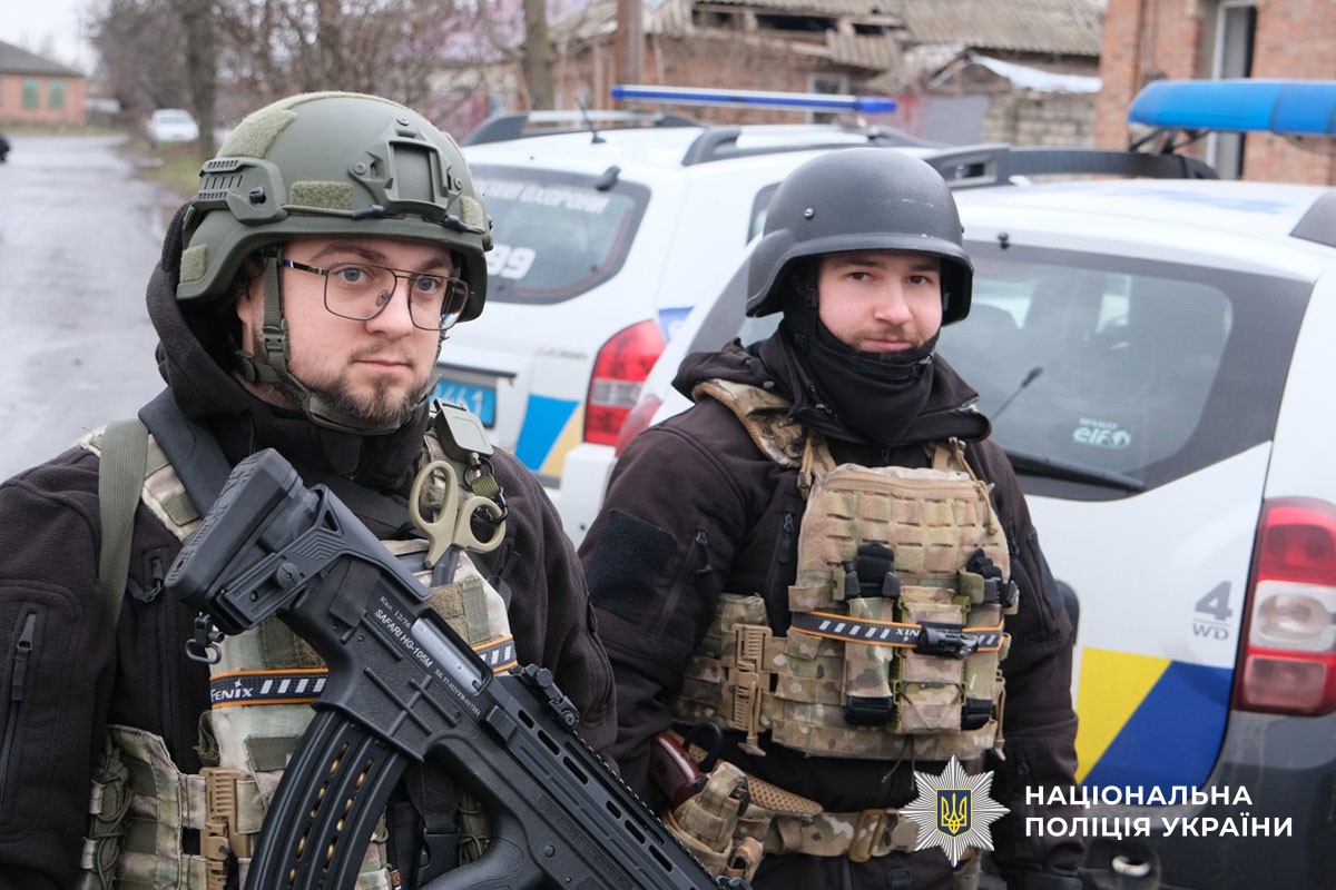 Поліцейські документують наслідки обстрілу