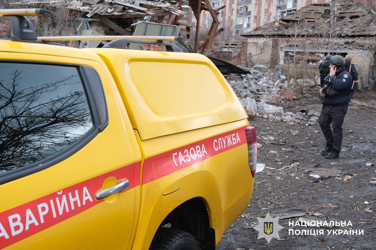 Поліцейські документують наслідки обстрілу