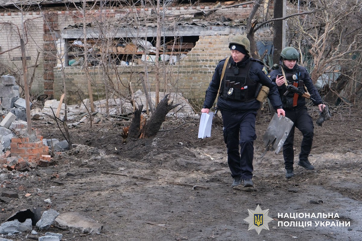 Поліцейські документують наслідки обстрілу