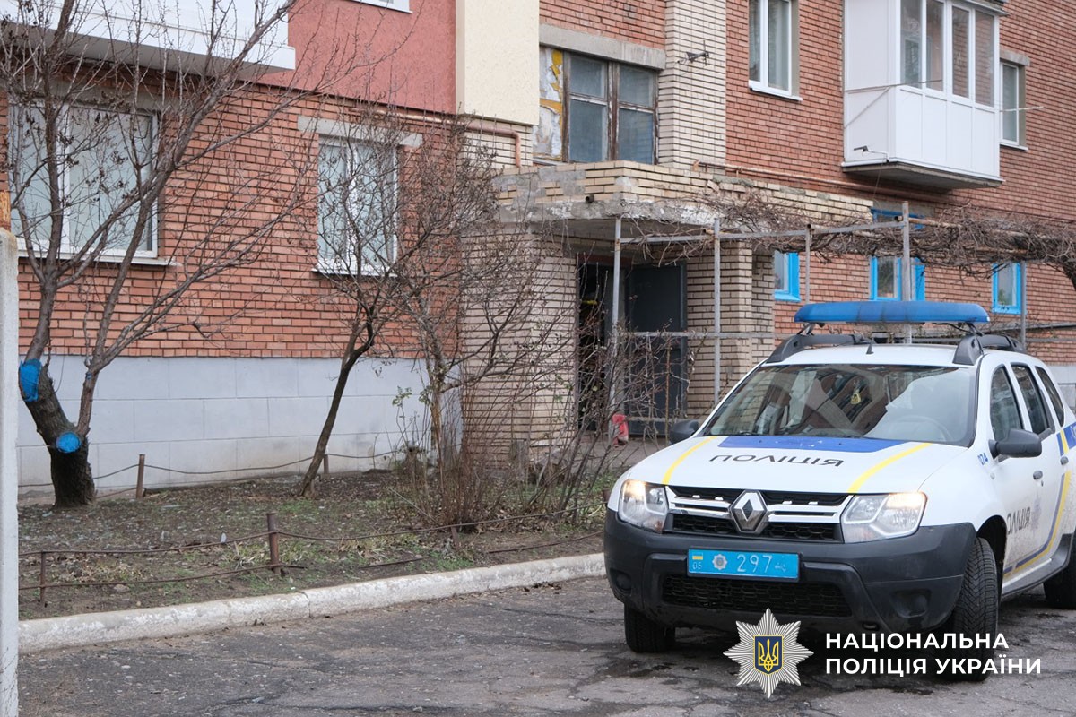 Поліцейські документують наслідки обстрілу