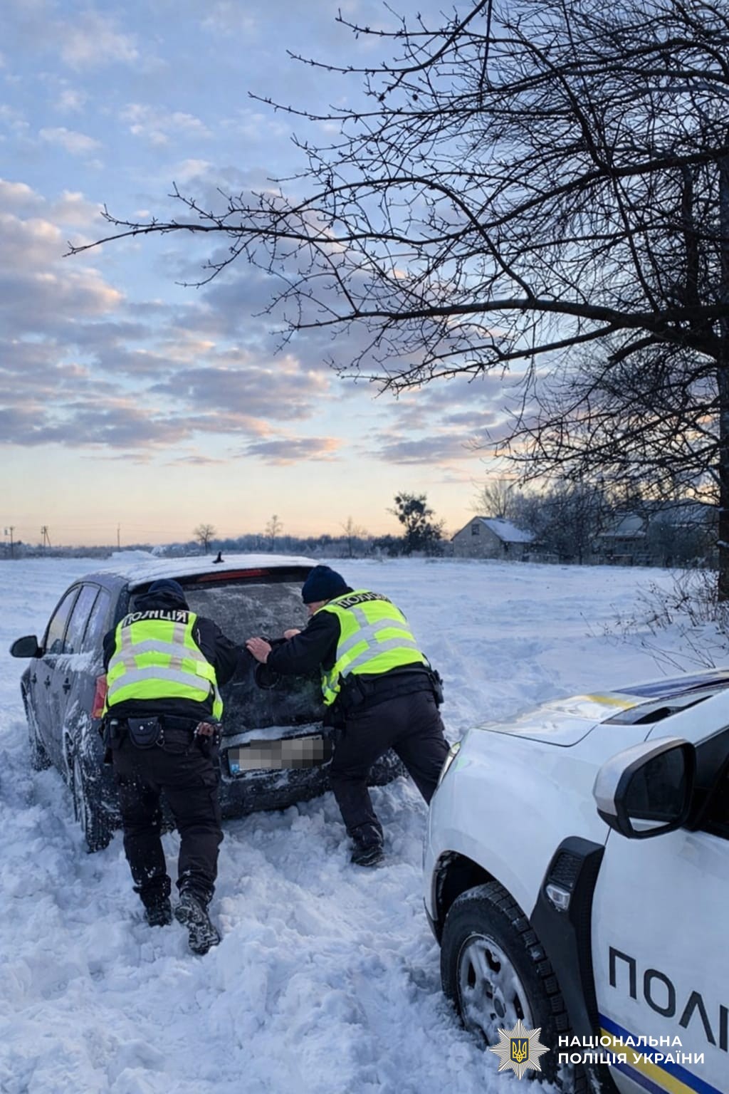 Поліцейські штовхають автомобіль