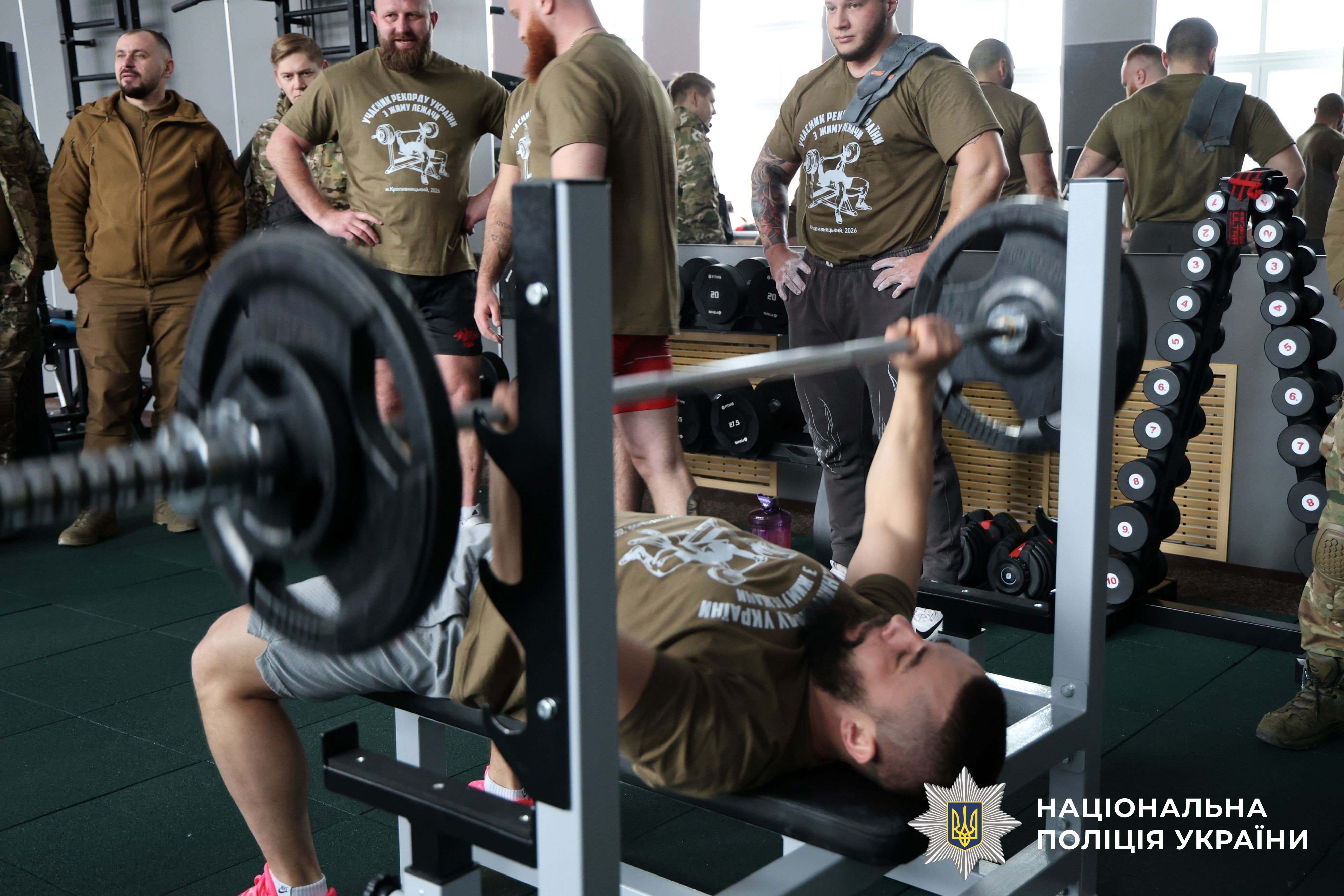 спортсмен виконує вправу "жим лежачи"