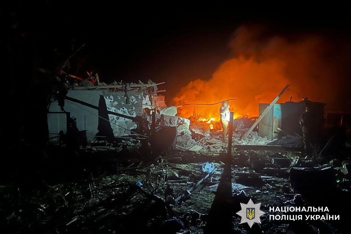 Горить зруйнований будинок