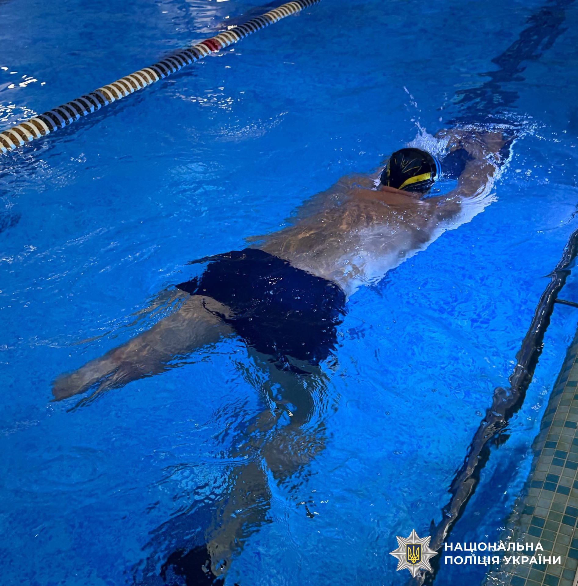 чоловік займається плаванням