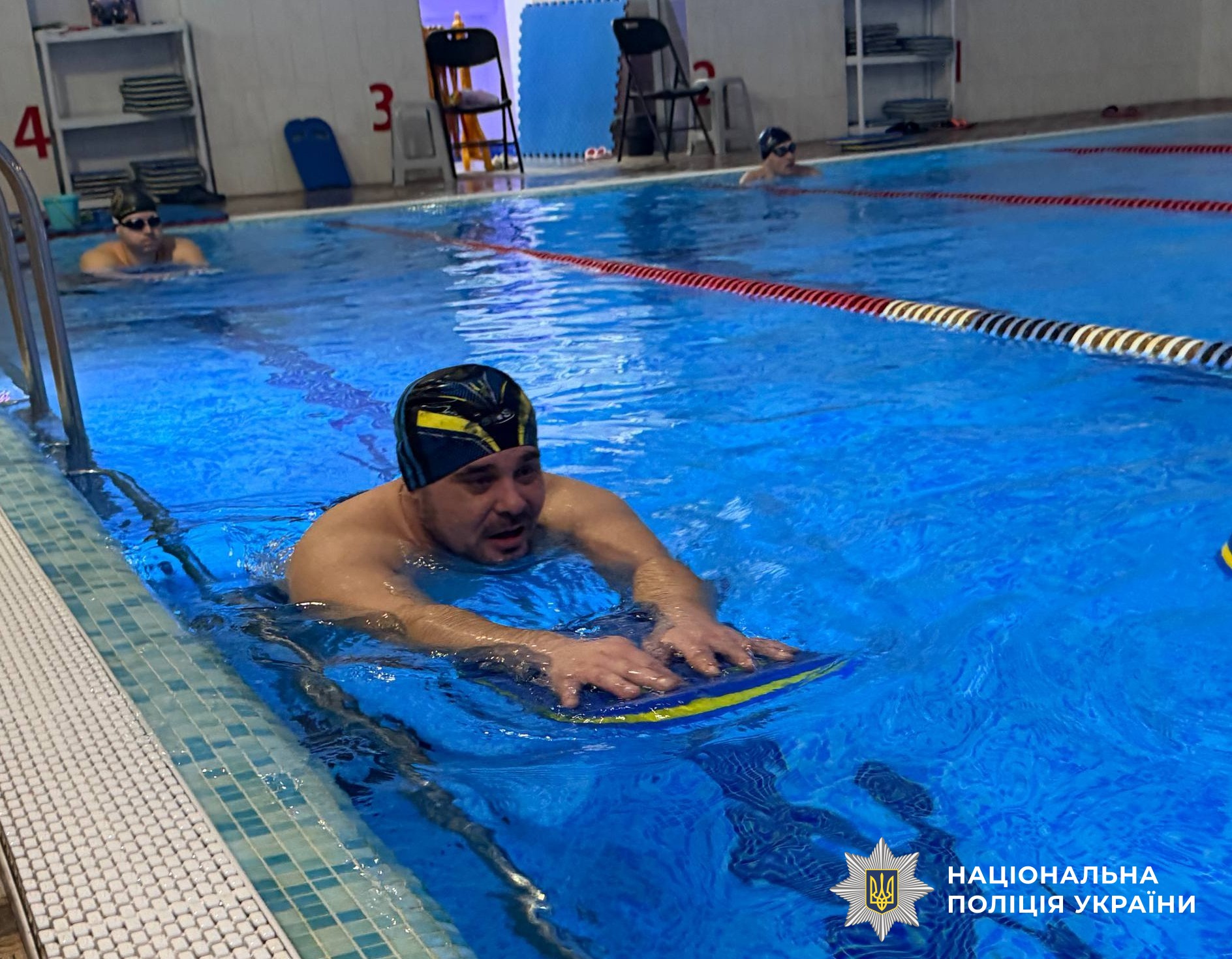 чоловік займається плаванням