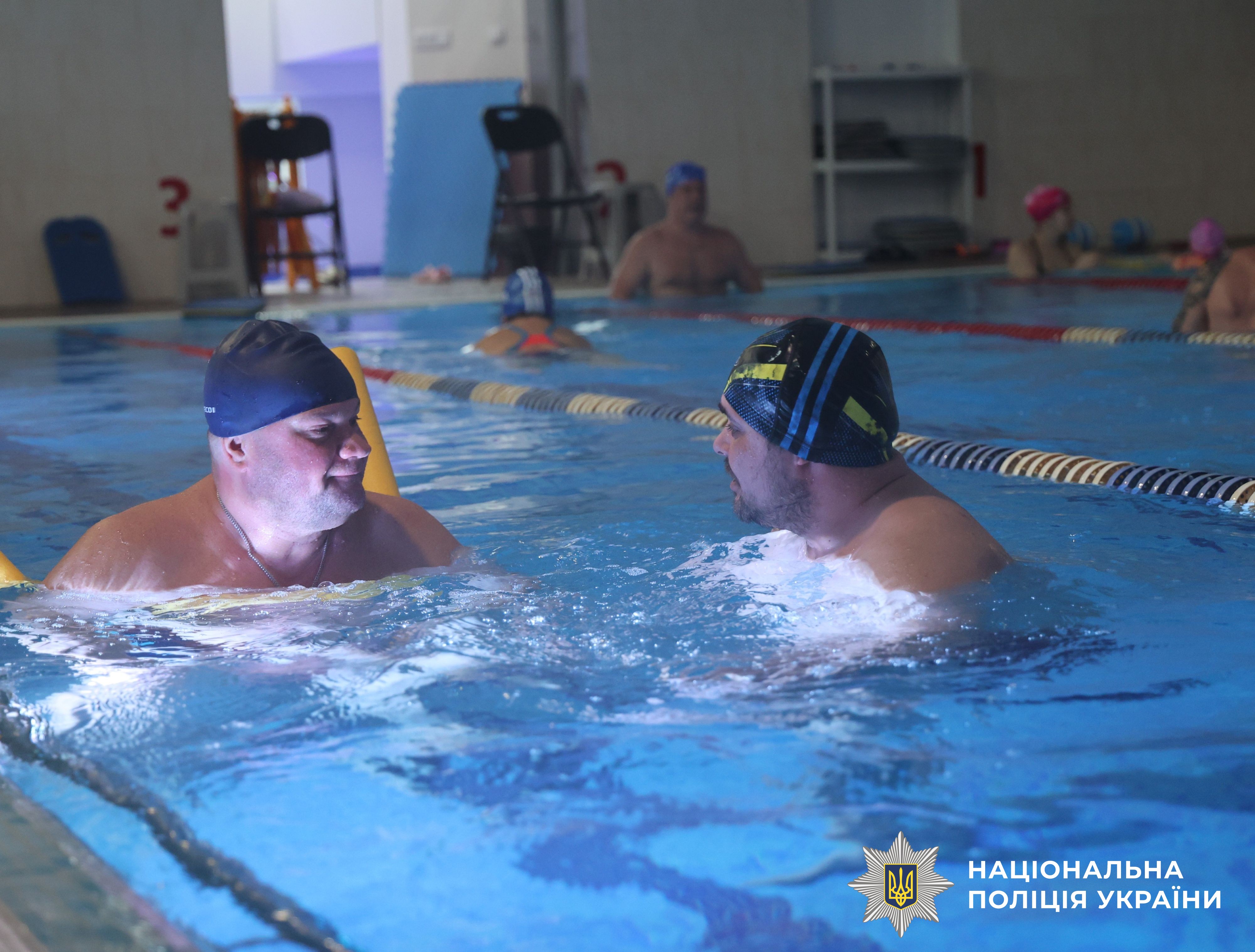 чоловіки у басейні