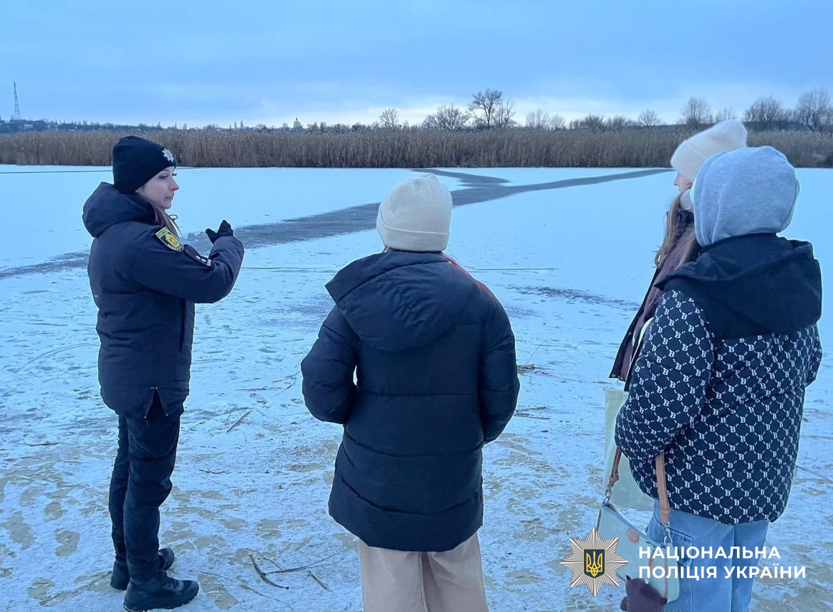 поліцейська з підлітками