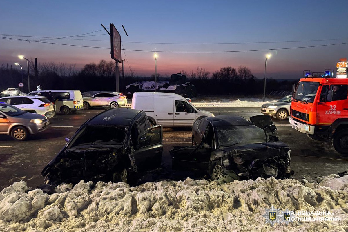 Дорожня аварія з кількома пошкодженими авто серед снігу.