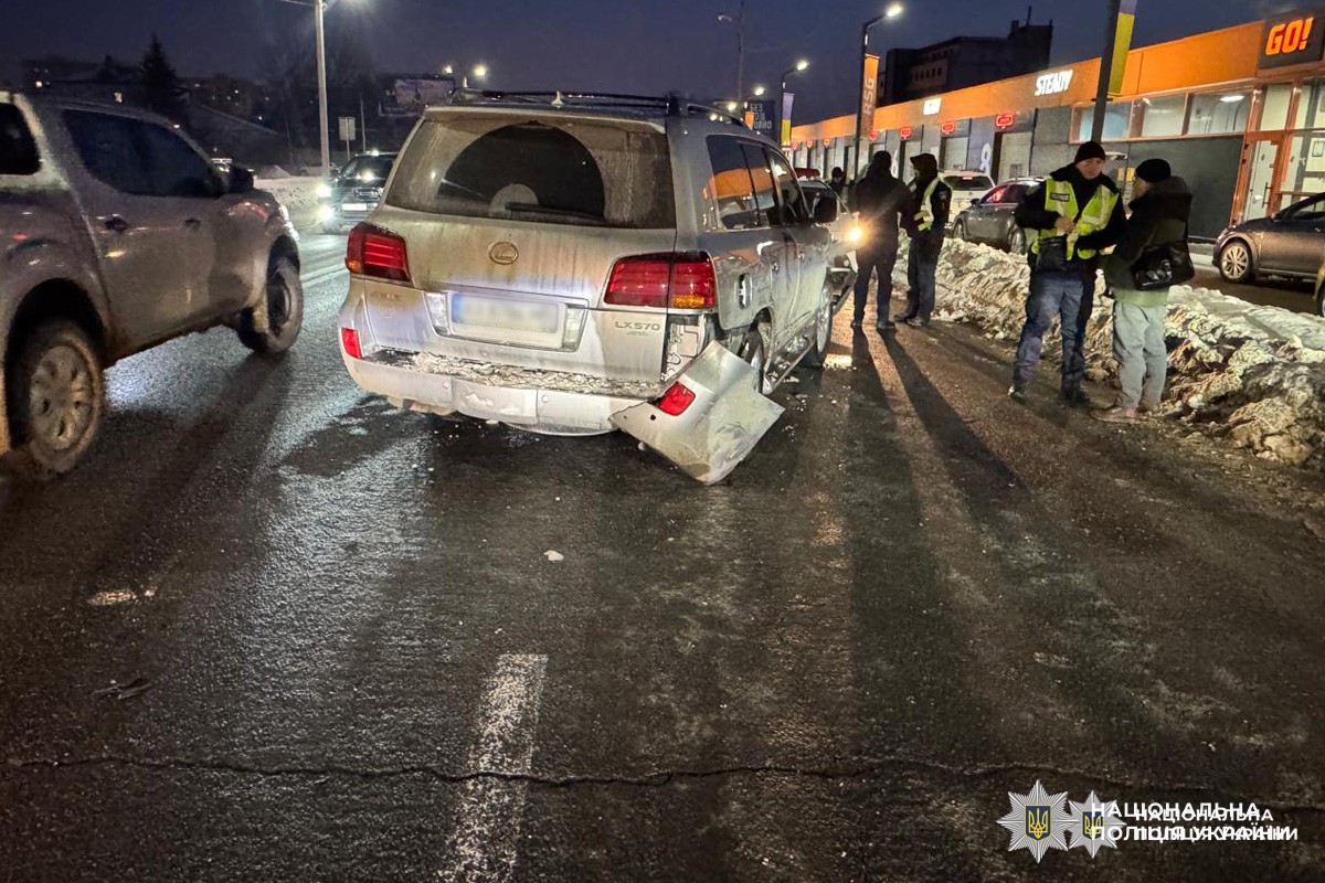 Поліція працює біля пошкодженого авто.