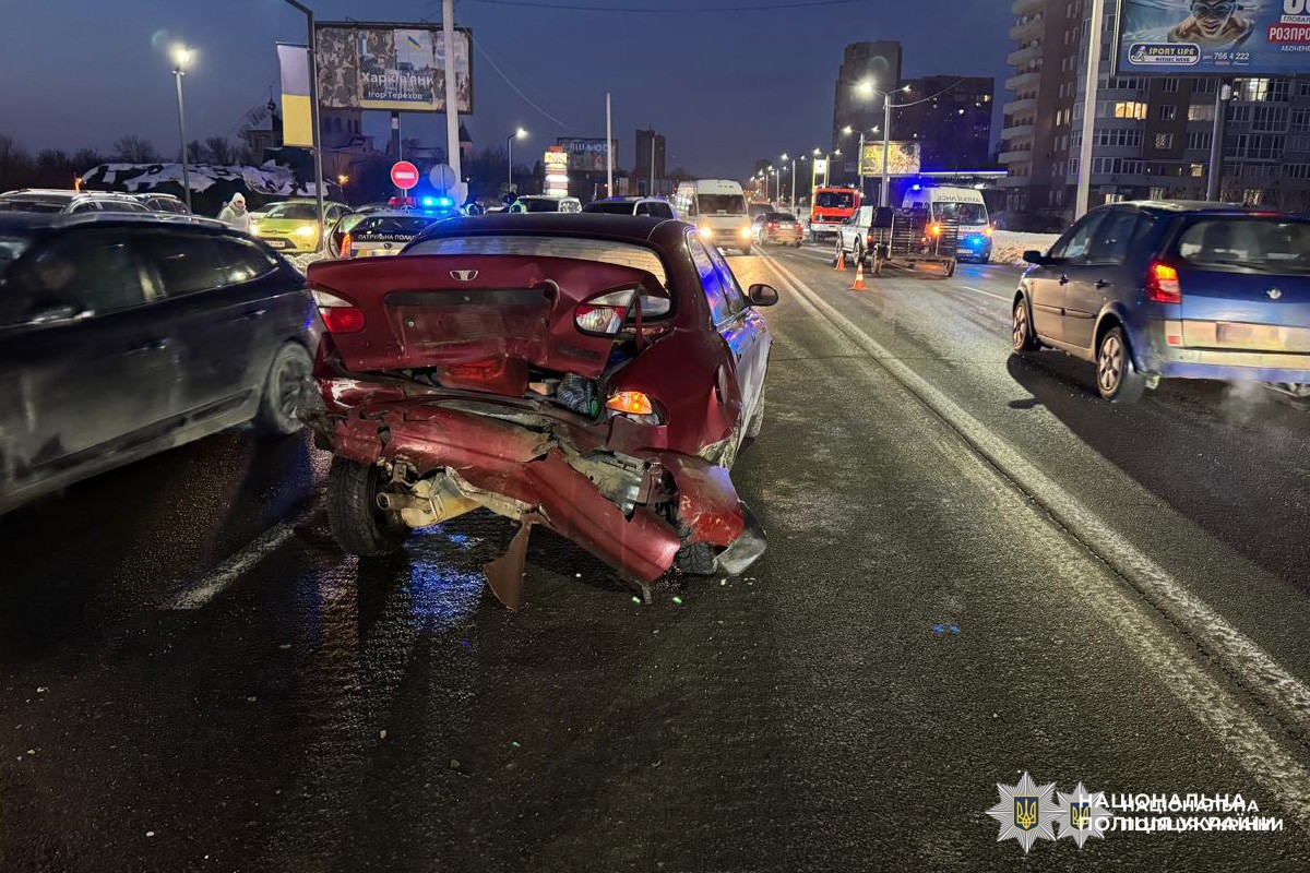 Червоний автомобіль із сильними пошкодженнями після ДТП.
