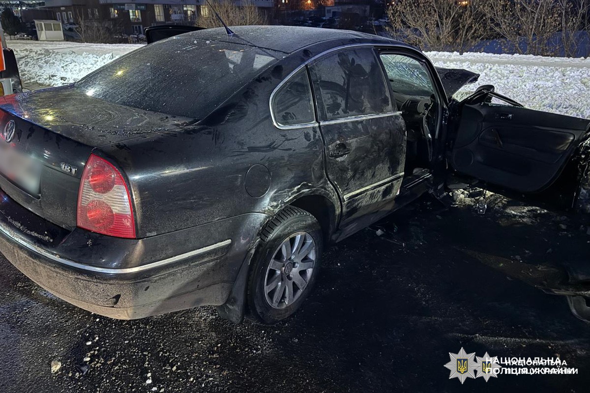 Сильно пошкоджений чорний автомобіль після аварії.