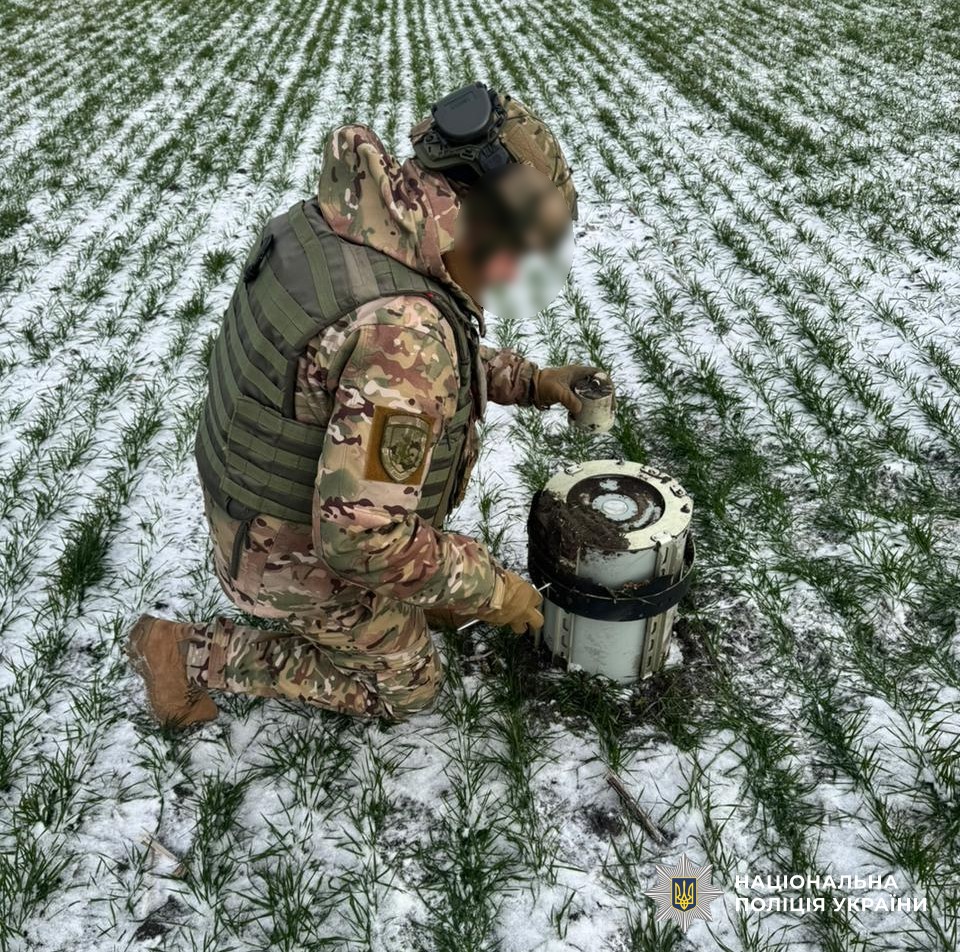 Вибухотехнік працює