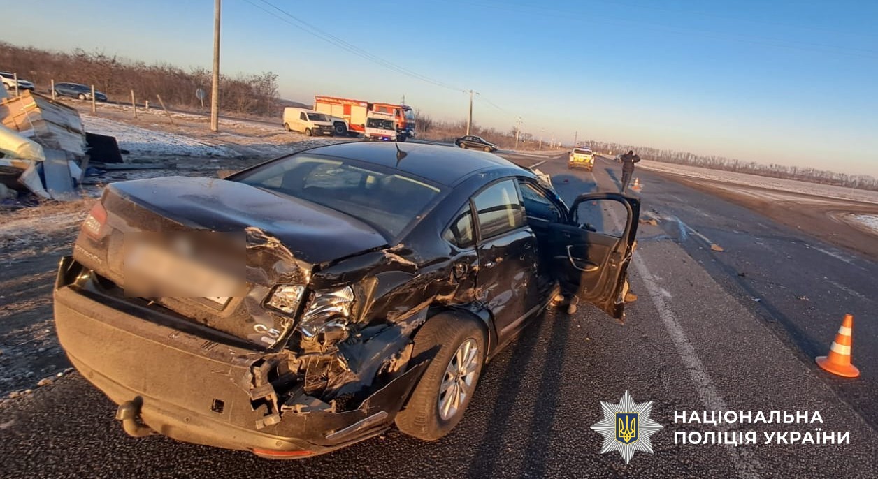 Пошкоджений автомобіль на місці ДТП