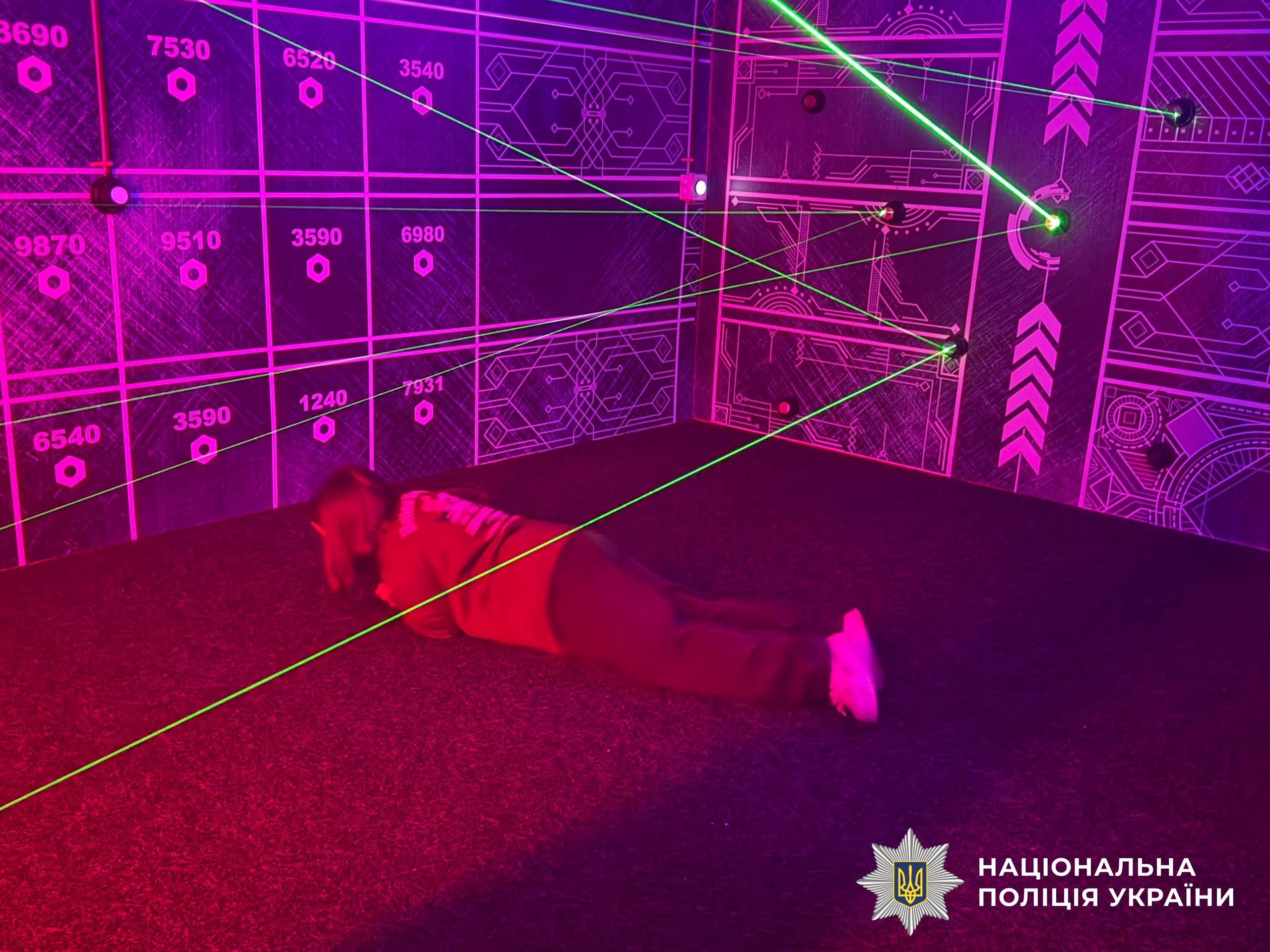 дівчинка на заході