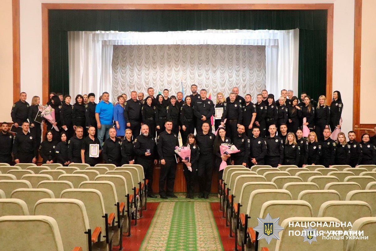 Група співробітників Національної поліції України на сцені під час урочистої церемонії.