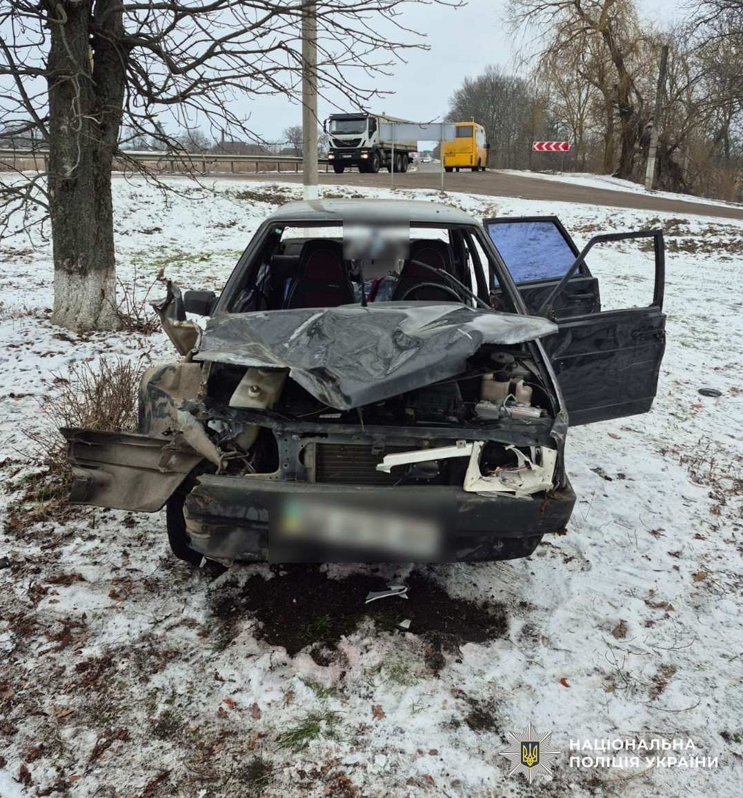 пошкоджений автомобіль на місці ДТП
