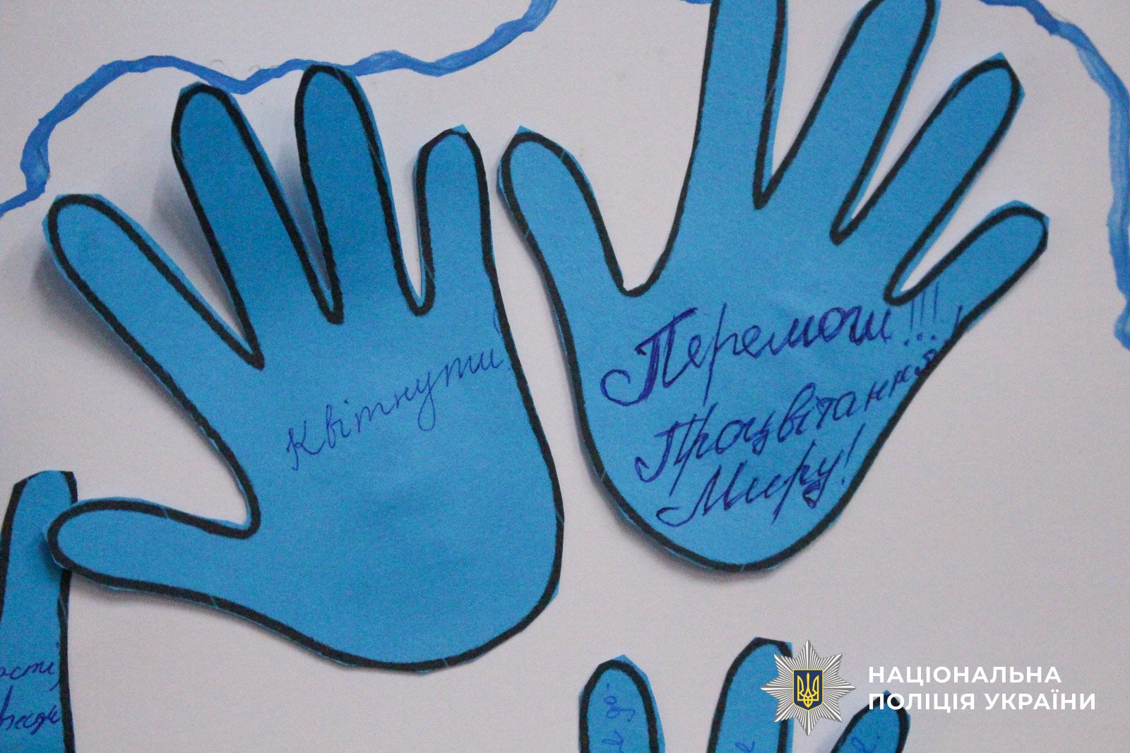 Урок патріотичного виховання проводить поліцейська служби освітньої безпеки