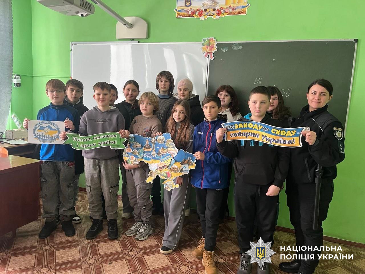 Урок патріотичного виховання проводить поліцейська служби освітньої безпеки
