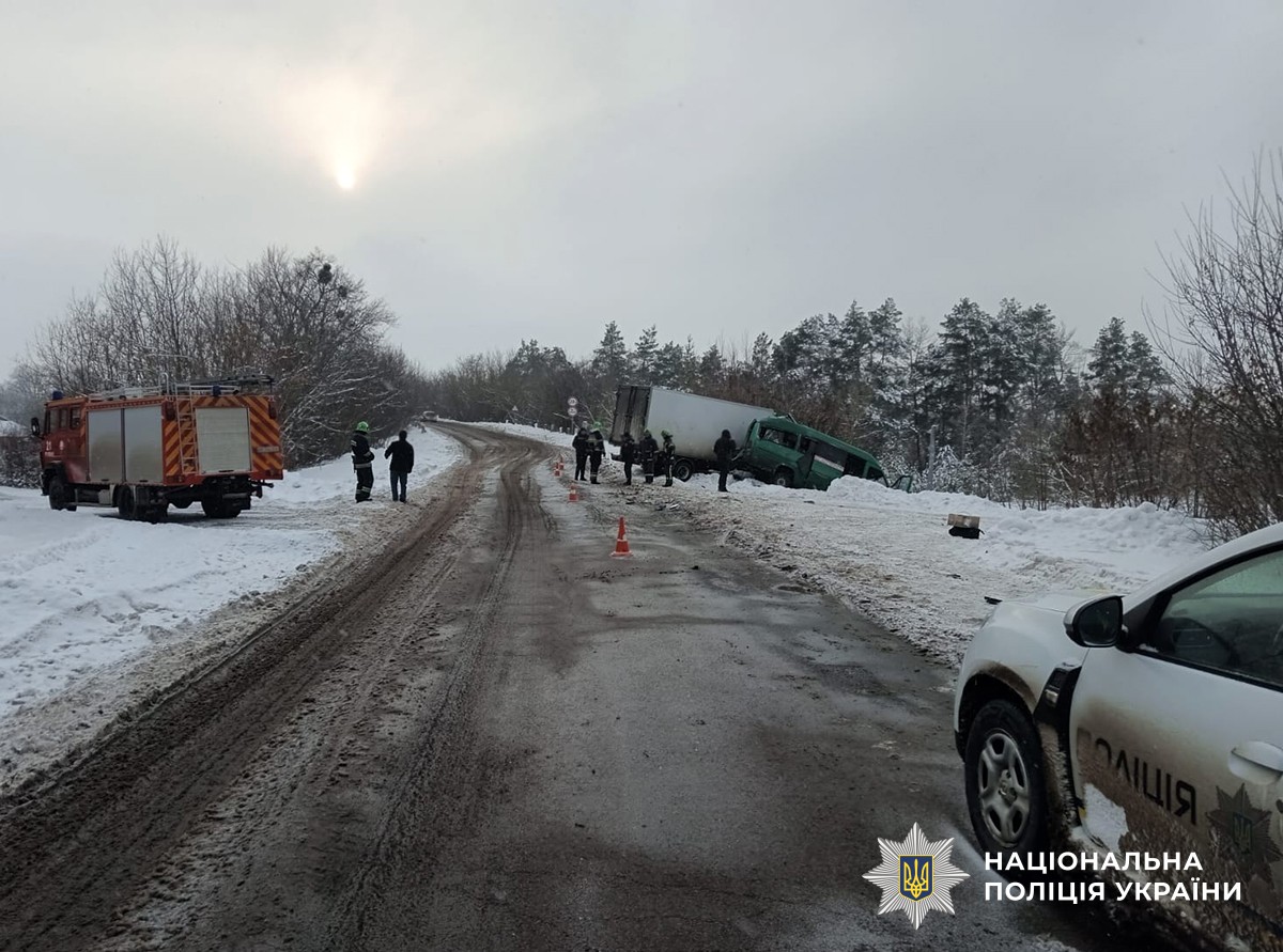 місце ДТП
працюють поліцейські та рятувальники