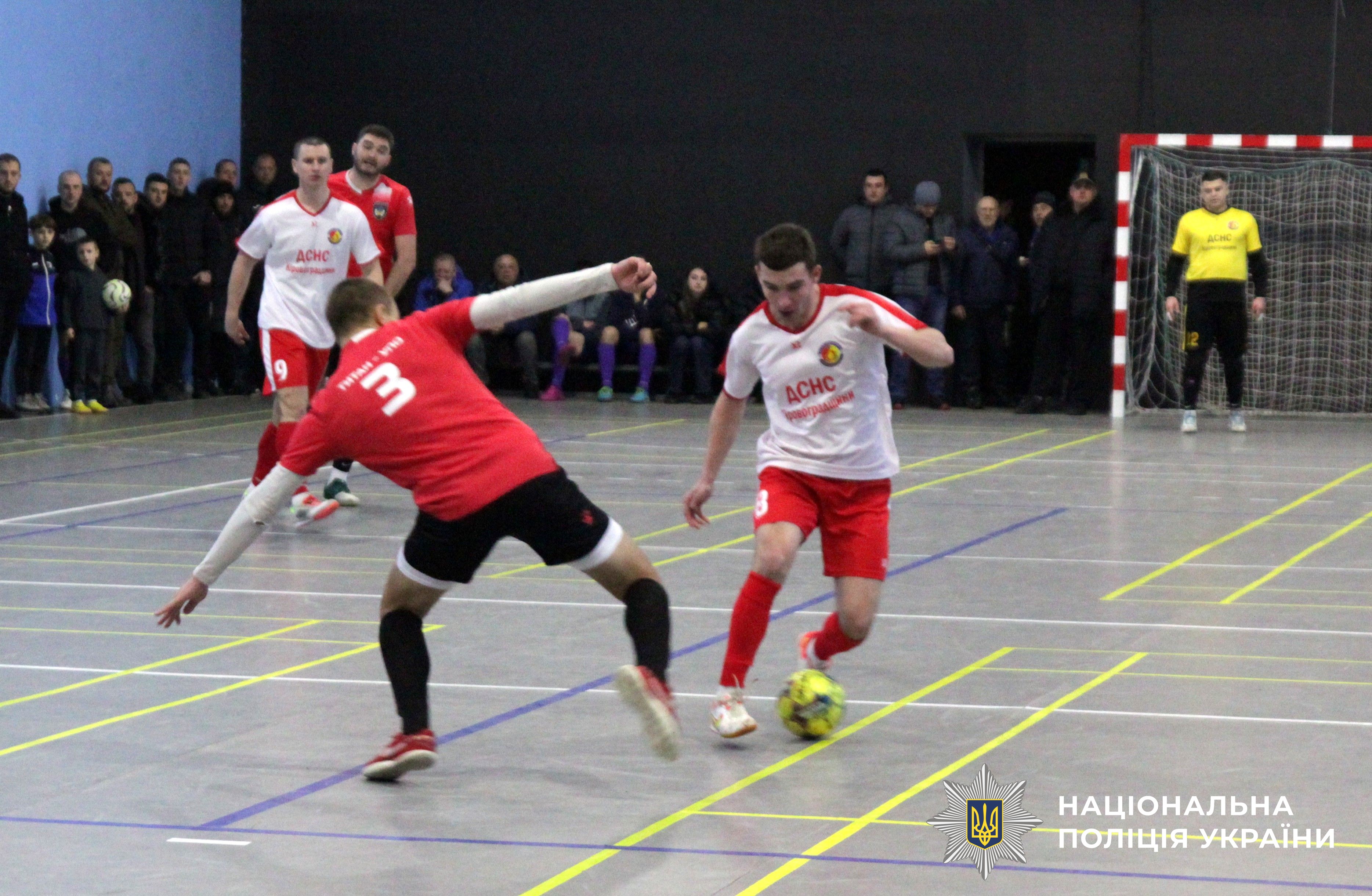 Спортсмени грають у футбол