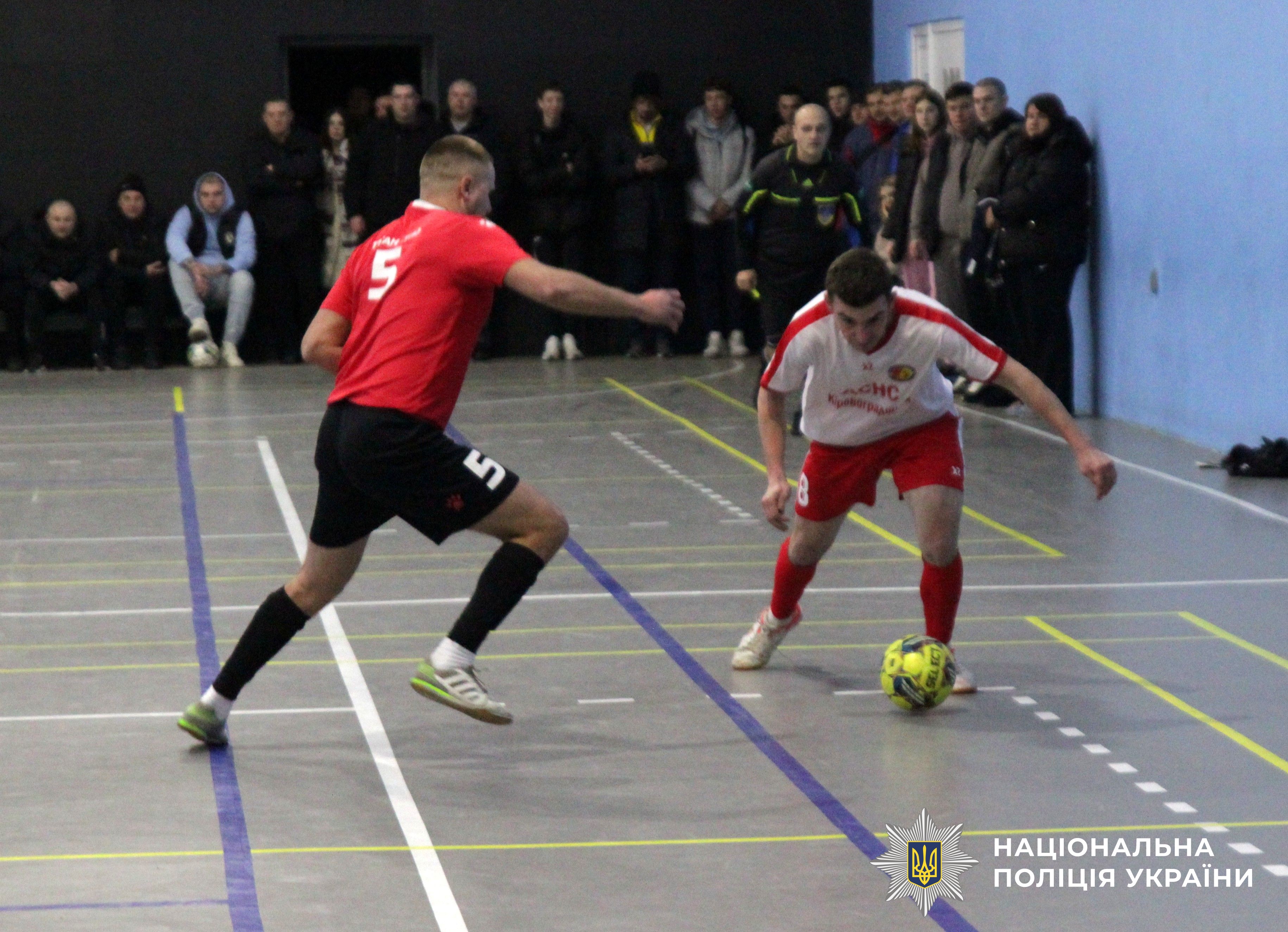 Спортсмени грають у футбол