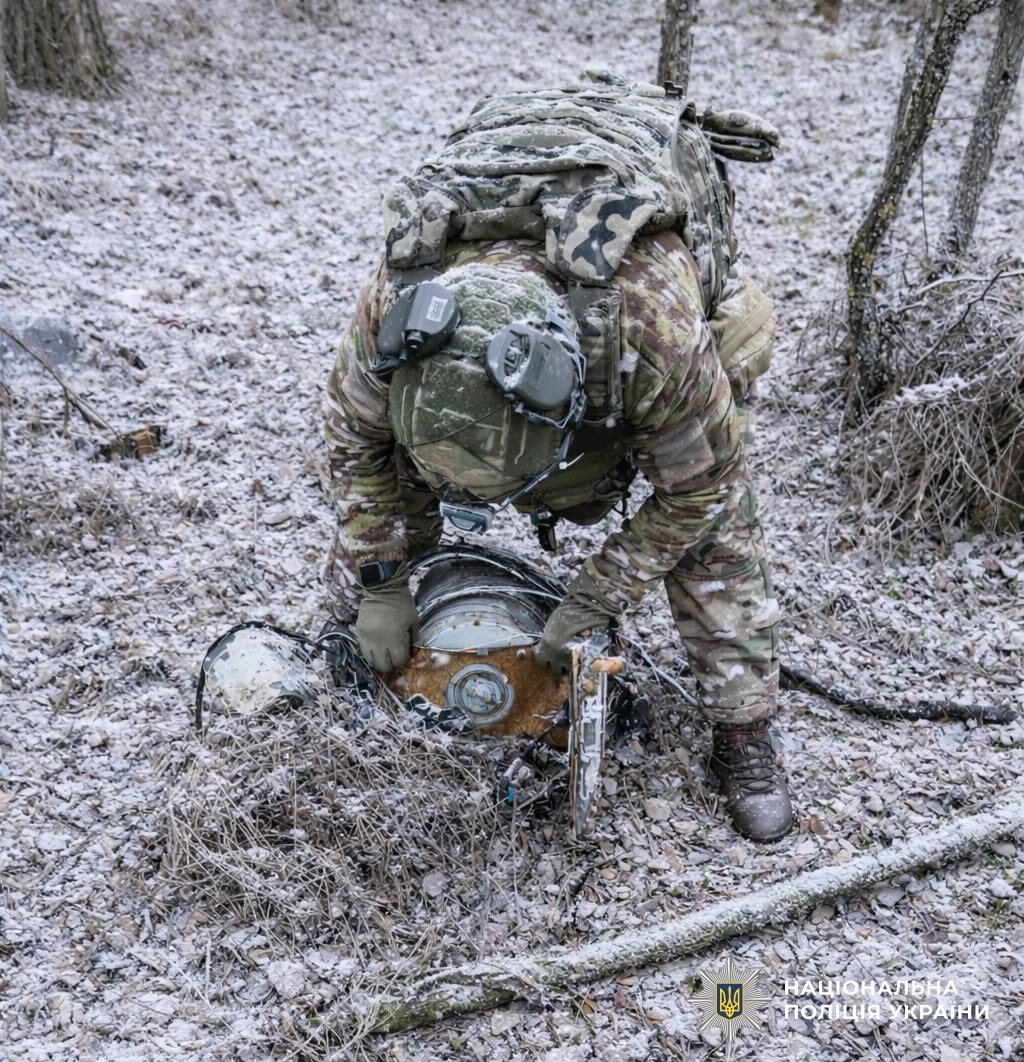 Вибухотехнік оглядає ворожий боєприпас