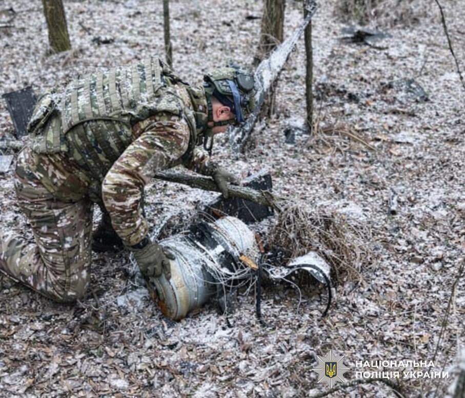 Вибухотехнік оглядає ворожий боєприпас