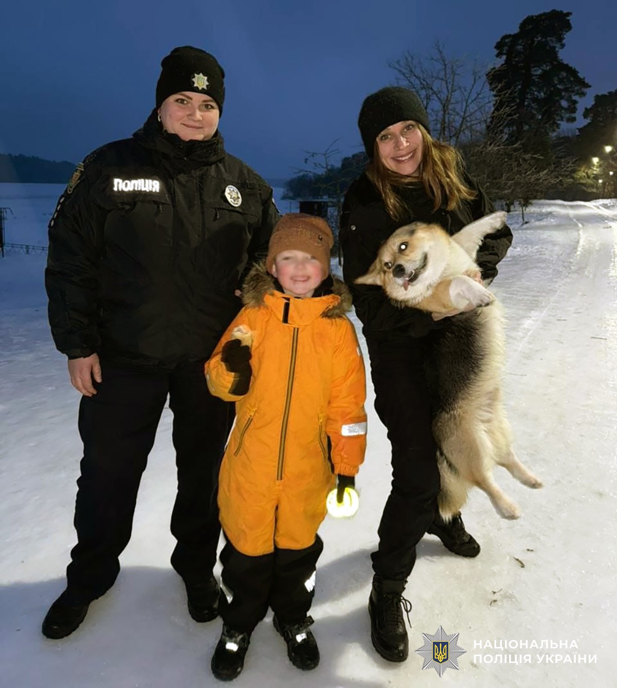 Поліцейські, хлопчик з флікером та собака