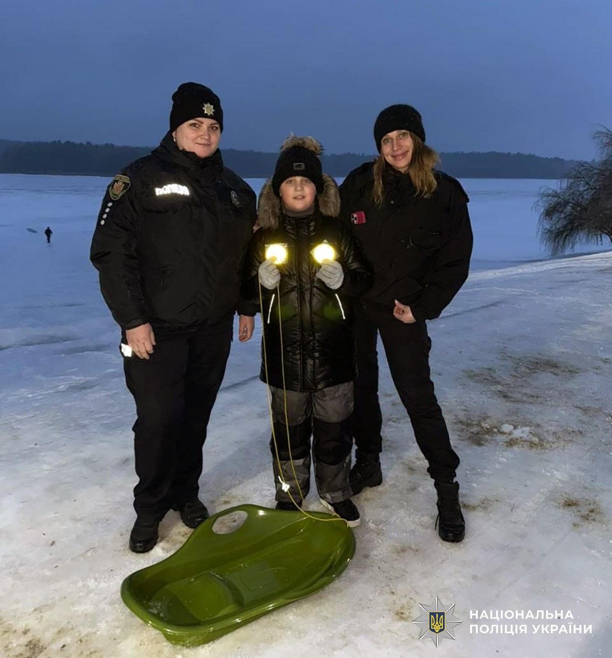 Поліцейські, хлопчик з санчатами