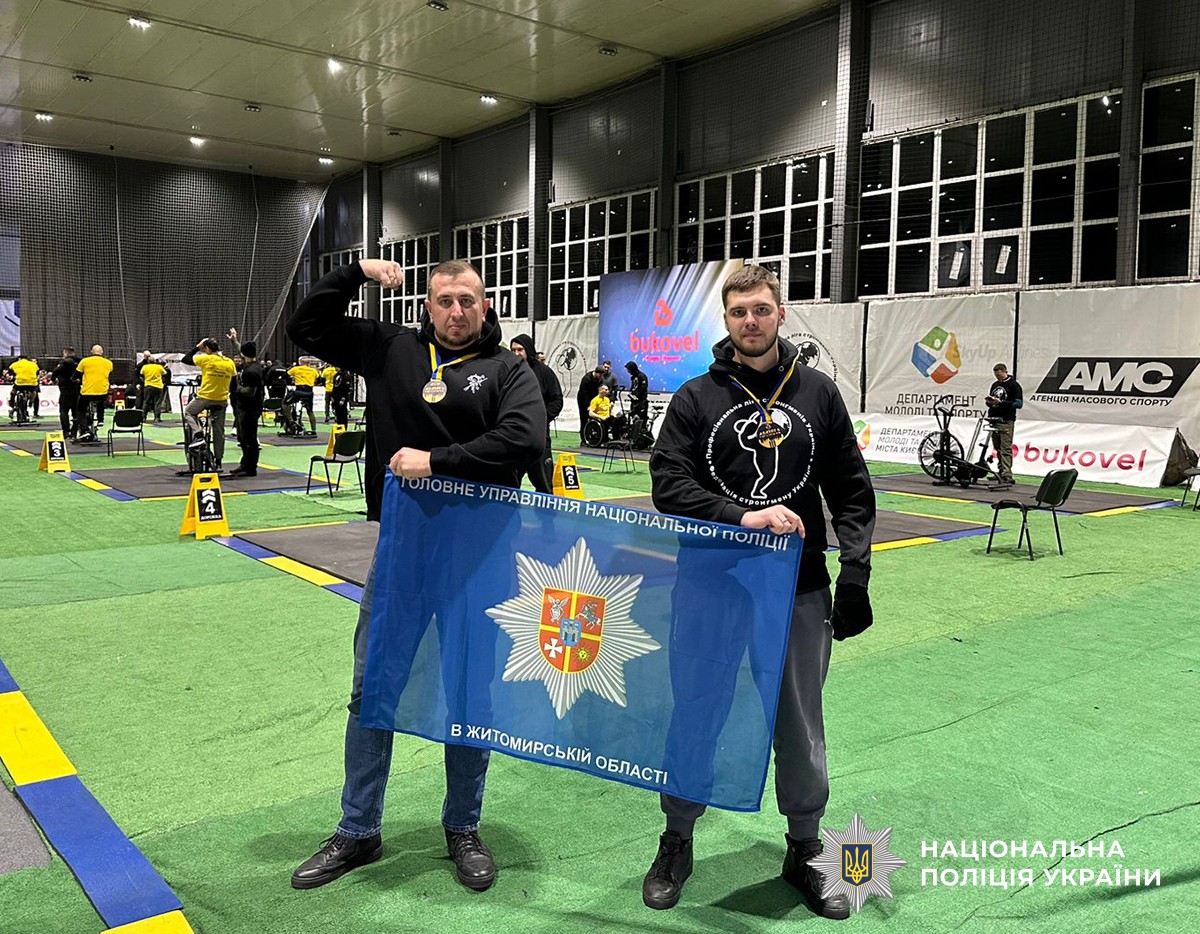 Кирило Гиндич та Олександр Неголюк тримають прапор Головного управління Нацполіції