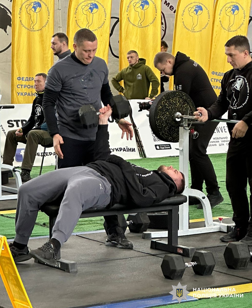 Кирило Гиндич бере участь у жимі гирі