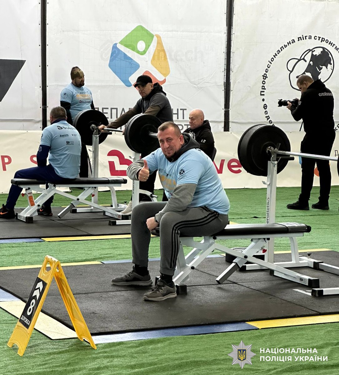Олександр Неголюк бере участь у жимі гирі