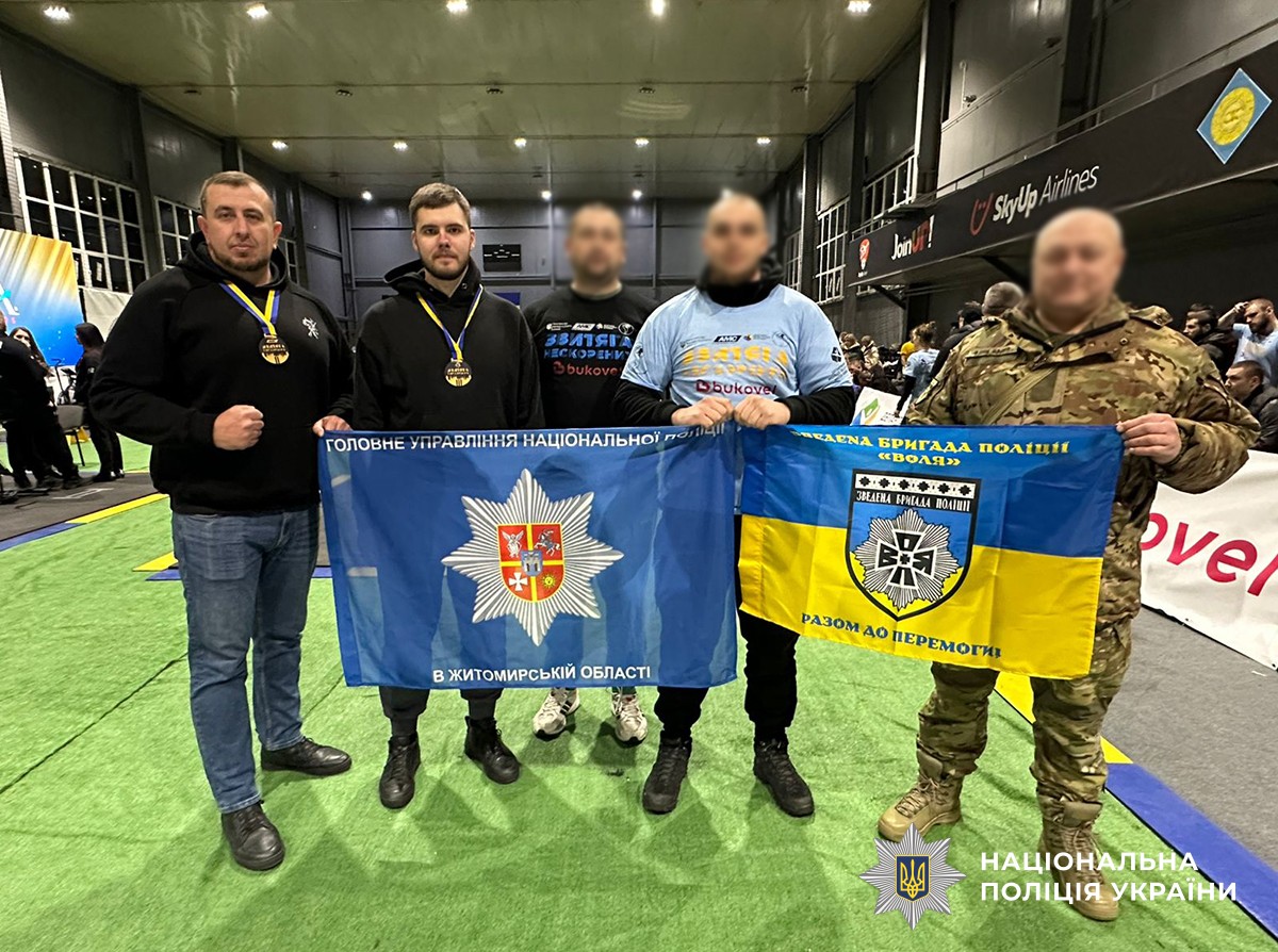 представники ГУНП Житомирщини та зведеної бригади "Воля" фотографуються з прапорами