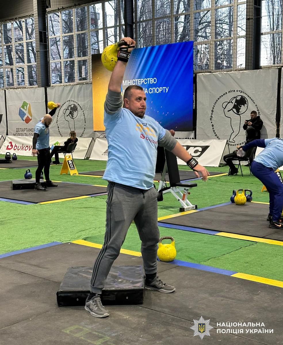 Олександр Неголюк бере участь у тірнірі з гирьового спорту