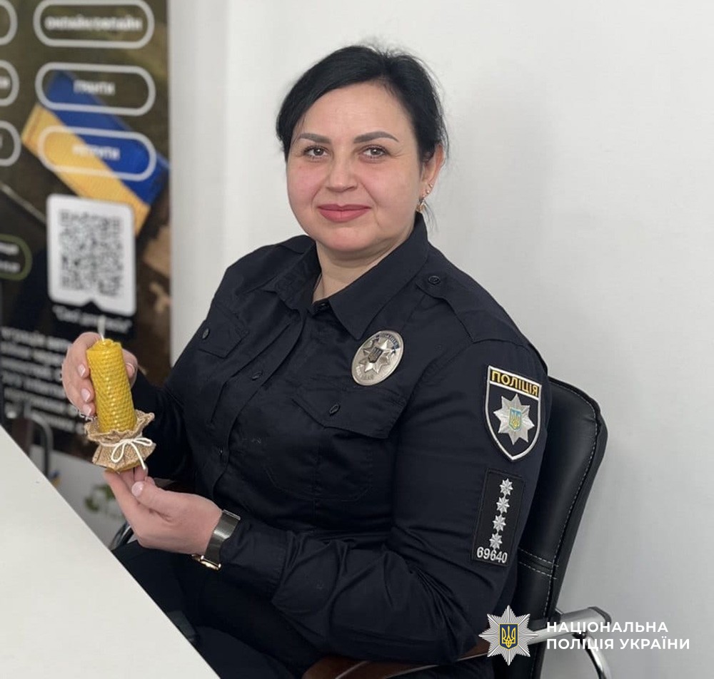 поліцейська показує виготовлену свічку