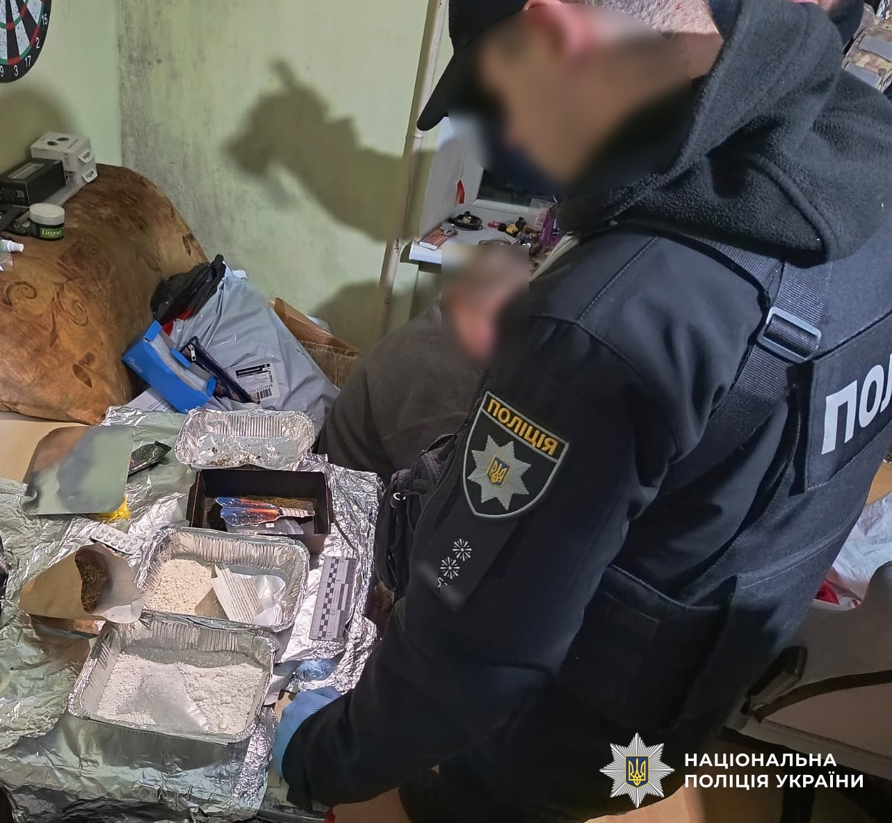 Поліцейський вилучає наркотичні засоби