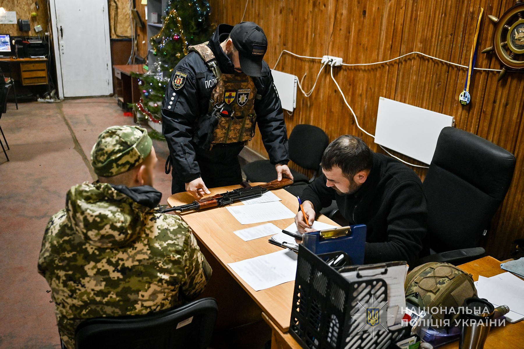 Військовий звернувся до оріхівських поліцейських, щоб задекларувати знайдений автомат. Місто Оріхів. Січень 2025 року.