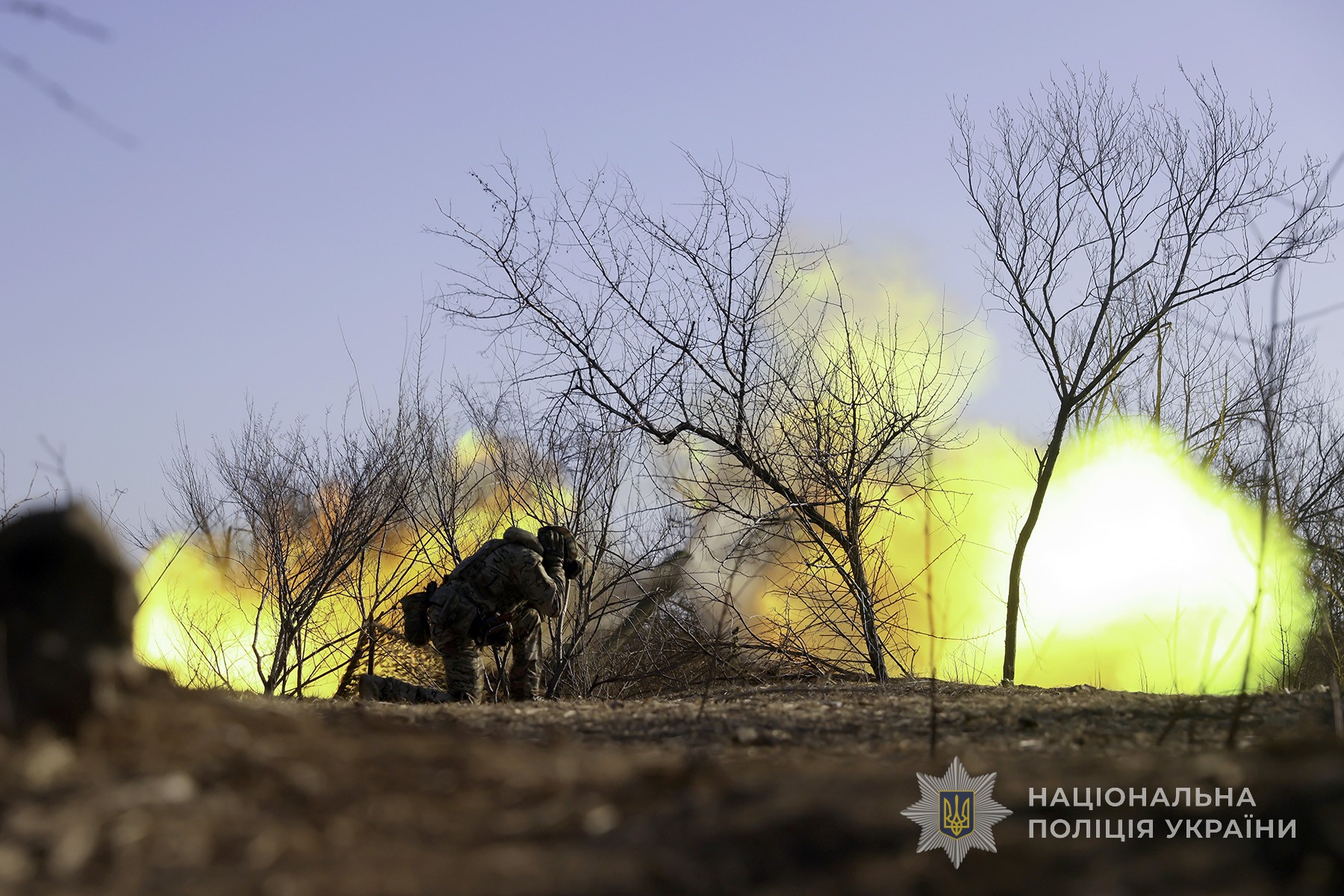 Момент пострілу гаубиці Д-30 стрілецького батальйону запорізької поліції на одному з напрямків фронту. Березень 2025 року.