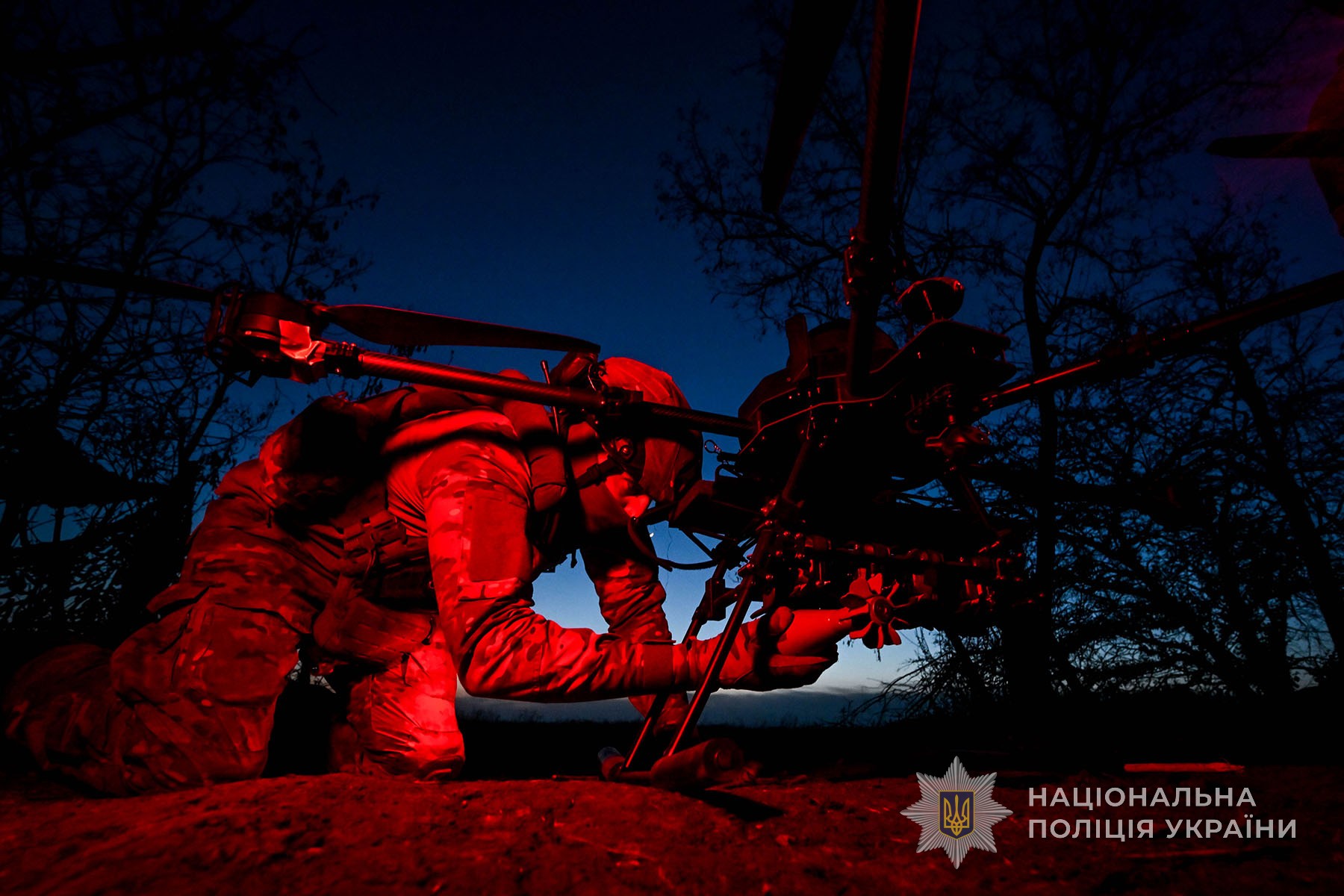 Спецпризначенець БПОП закріплює боєприпаси на БпЛА «Вампір» перед бойовим вильотом на запорізькому напрямку фронту. Квітень 2025 року.