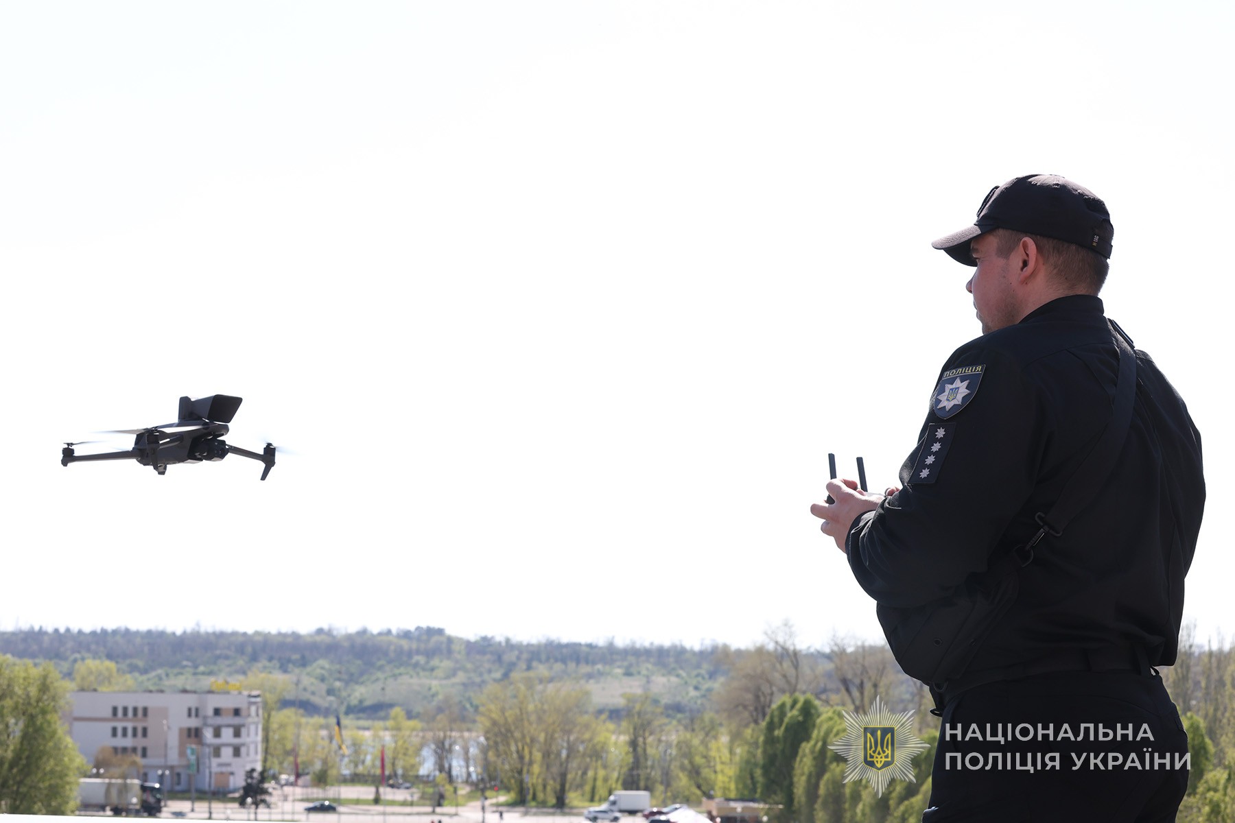 Поліцейський піднімає «мавік» в районі парку «Веселка». Початок роботи аеропатруля запорізької поліції в обласному центрі. Квітень 2025 року.