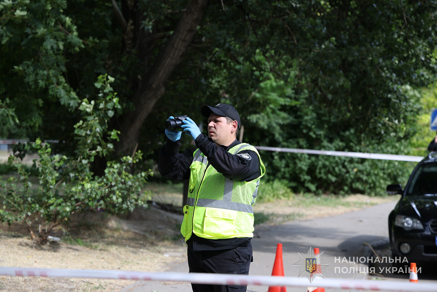 Криміналіст запорізької поліції фіксує докази на місце резонансного злочину в обласному центрі. Червень 2025 року.