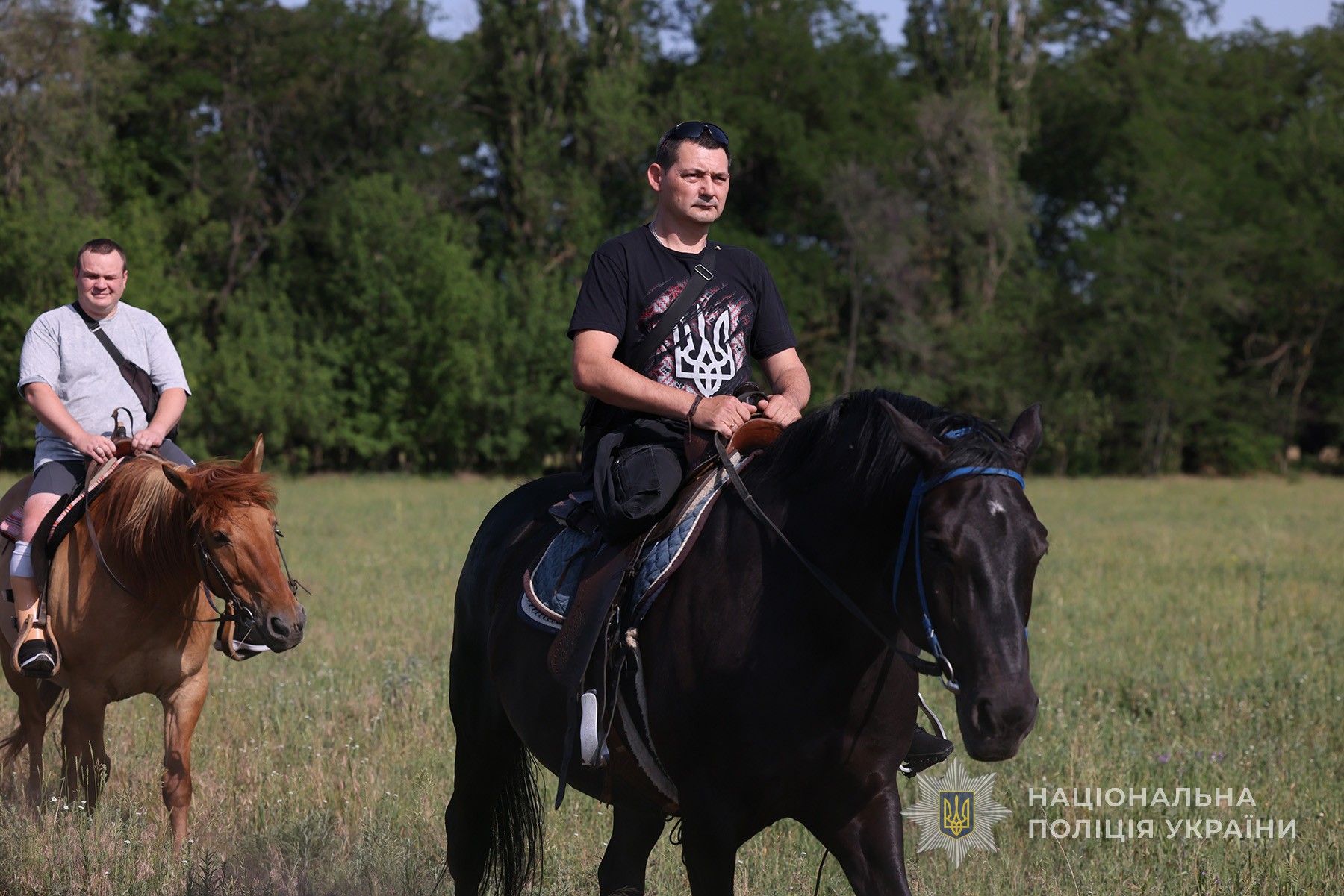 Реабілітаційний захід для ветеранів, які отримали каліцтва в боях. Поліцейські ОШБ «Лють» Павло Пелих та БПОП ГУНП в Запорізькій області Олег Булгаков верхи на конях. Острів Хортиця. Червень 2025 року.