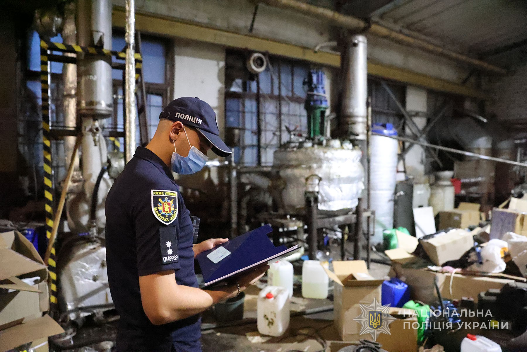 Слідчий запорізької поліції працює на території викритої нарколабораторії в обласному центрі. Липень 2025 року.