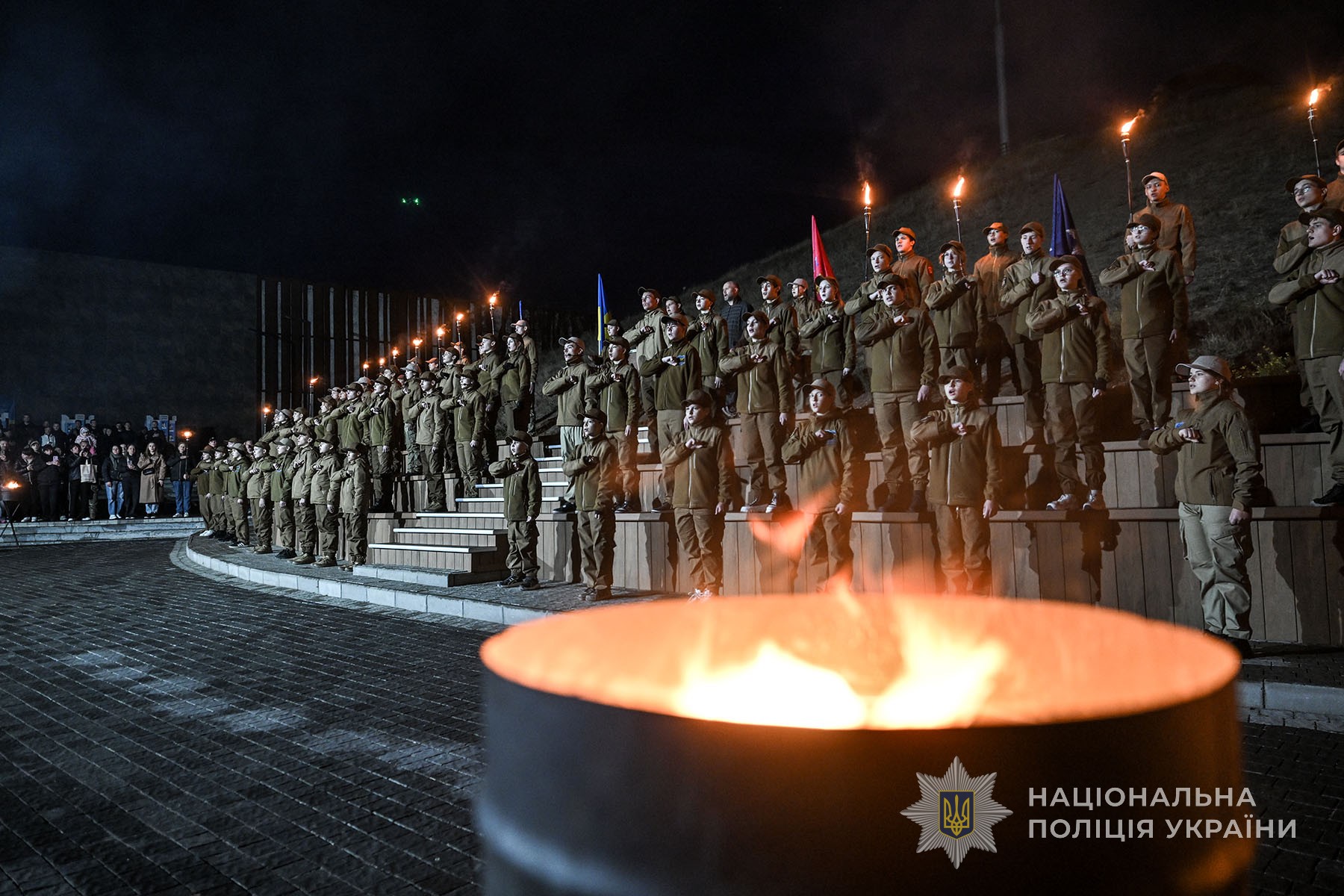 55 юнаків та дівчат на церемонії урочистої посвяти до юнацького патріотичного руху «Байда» на острові Хортиця. Жовтень 2025 року.